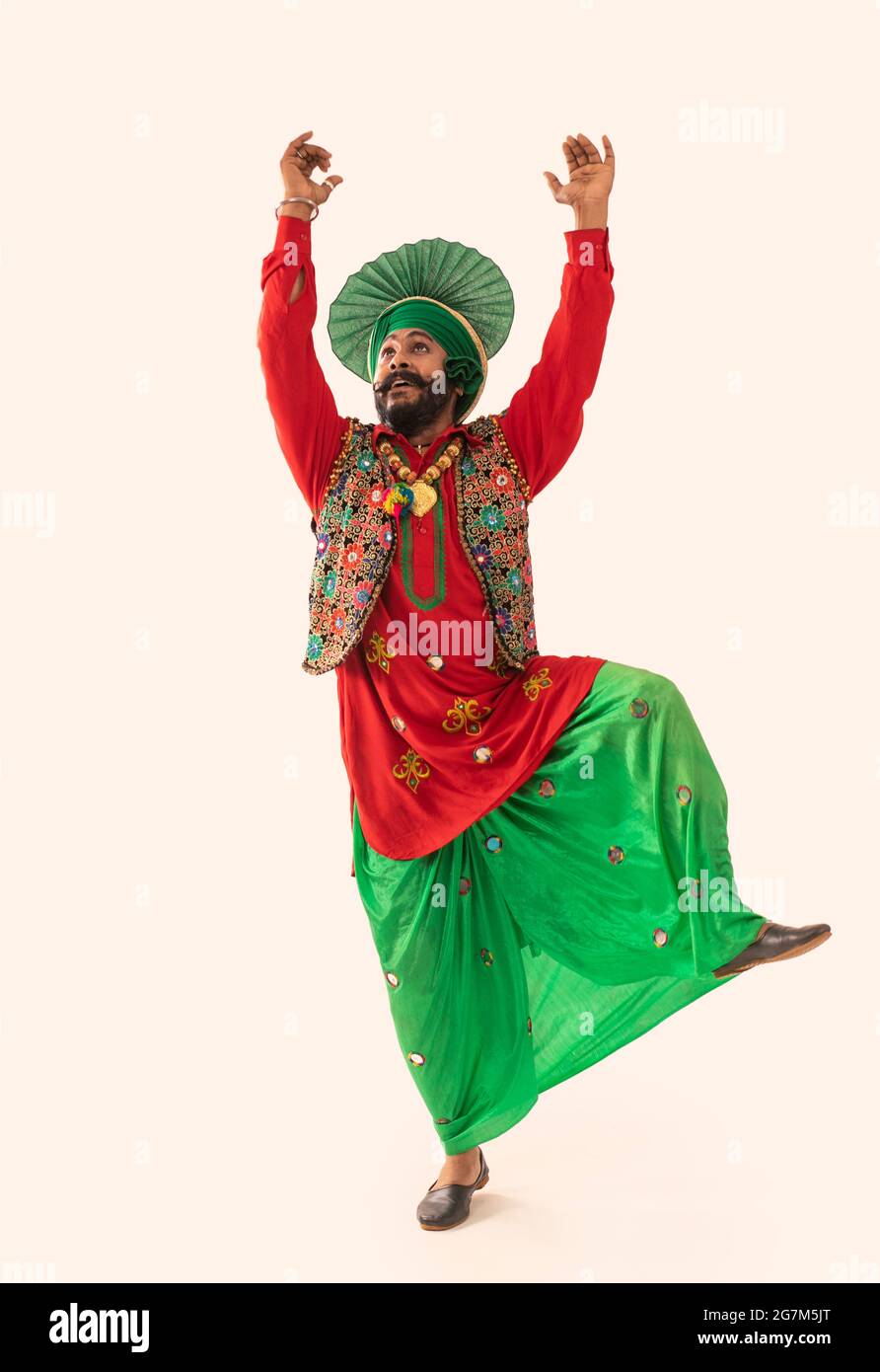 Une danseuse Bhangra illustrant un pas de danse avec les mains dans l'air. Banque D'Images