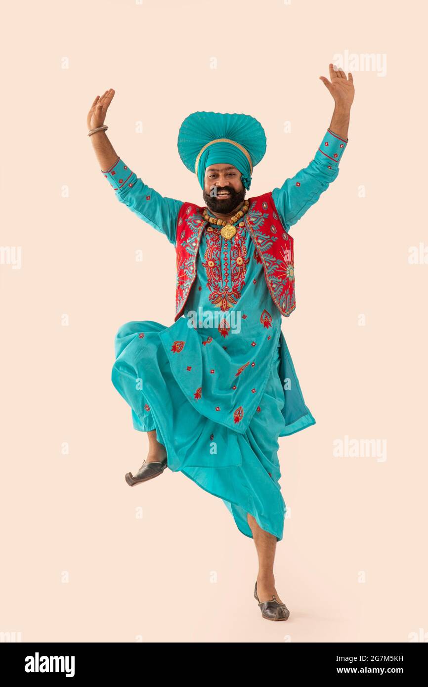 Une danseuse Bhangra qui montre une étape de danse avec les mains dans l'air. Banque D'Images