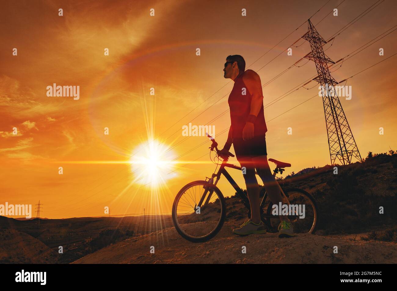 Sports extrêmes.vélo de montagne et homme.style de vie, loisirs et loisirs sport extrême en plein air.vélo de montagne.Sport et vie saine. Banque D'Images