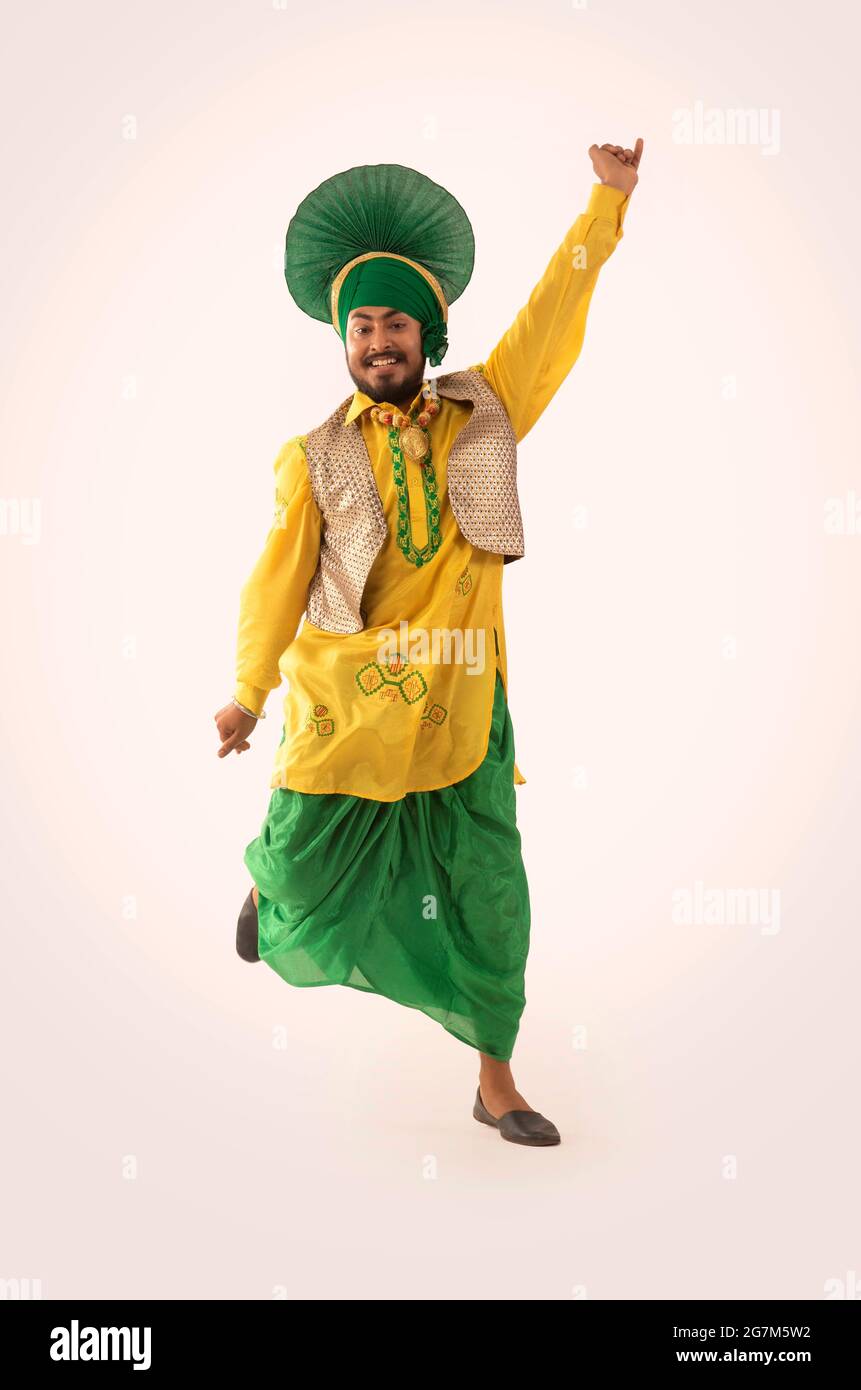 Une danseuse Bhangra qui fait la démonstration d'un pas de danse. Banque D'Images