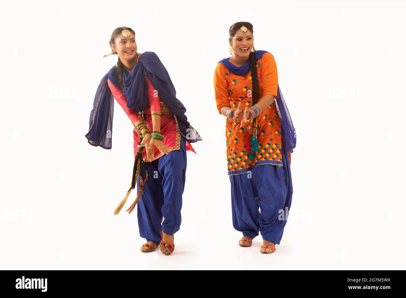 Deux danseurs de Giddha effectuant un pas de danse ensemble. Banque D'Images