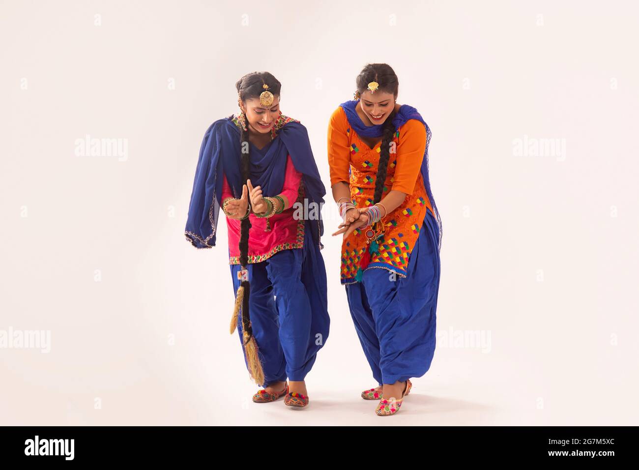 Deux danseurs de Giddha effectuant un pas de danse ensemble. Banque D'Images