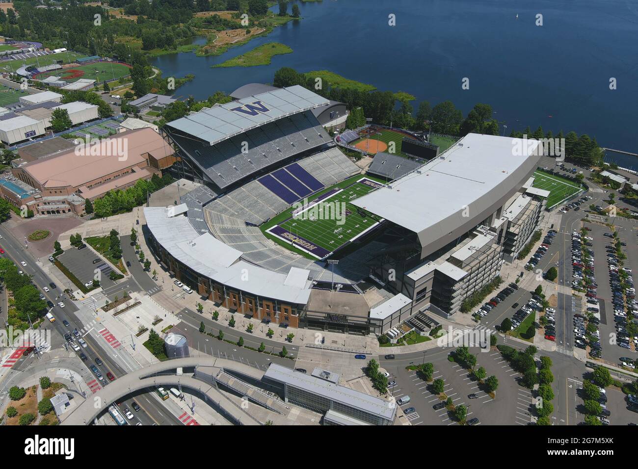 Une vue aérienne du Husky Stadium sur le campus de l'Université de Washington, le mercredi 14 juillet 2021, à Seattle. L'installation est la maison de t Banque D'Images