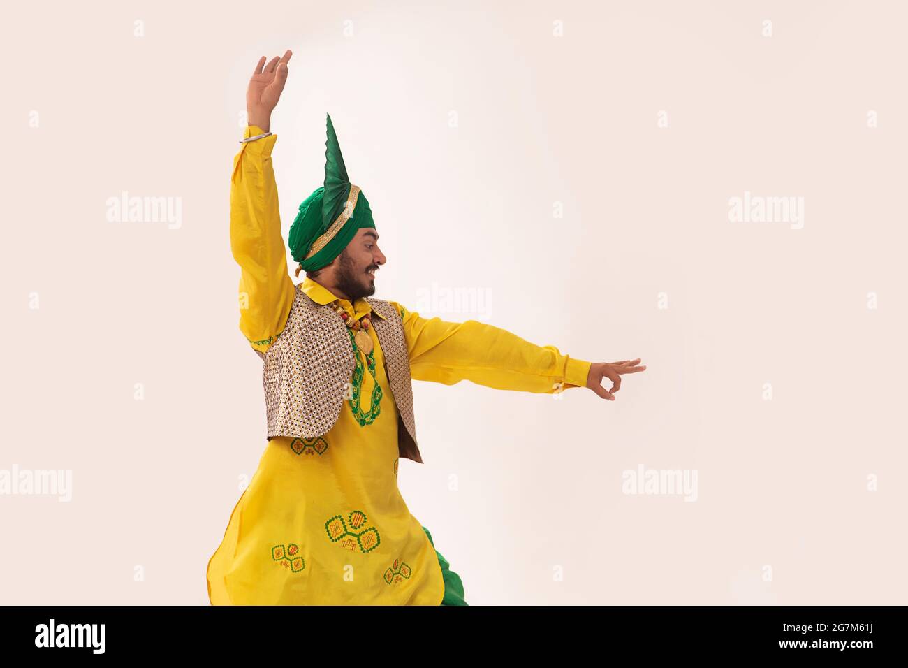 Un danseur de Bhangra exécutant un pas de danse avec des gestes de main. Banque D'Images