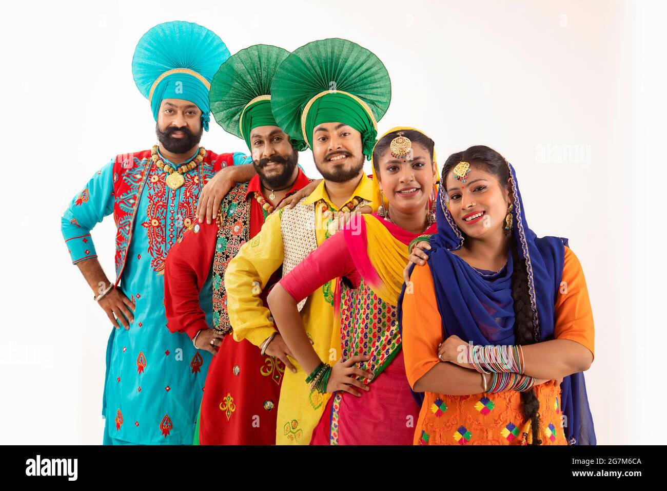 Une troupe de danseurs folkloriques Punjabi debout ensemble formant une file d'attente diagonale verticale. Banque D'Images