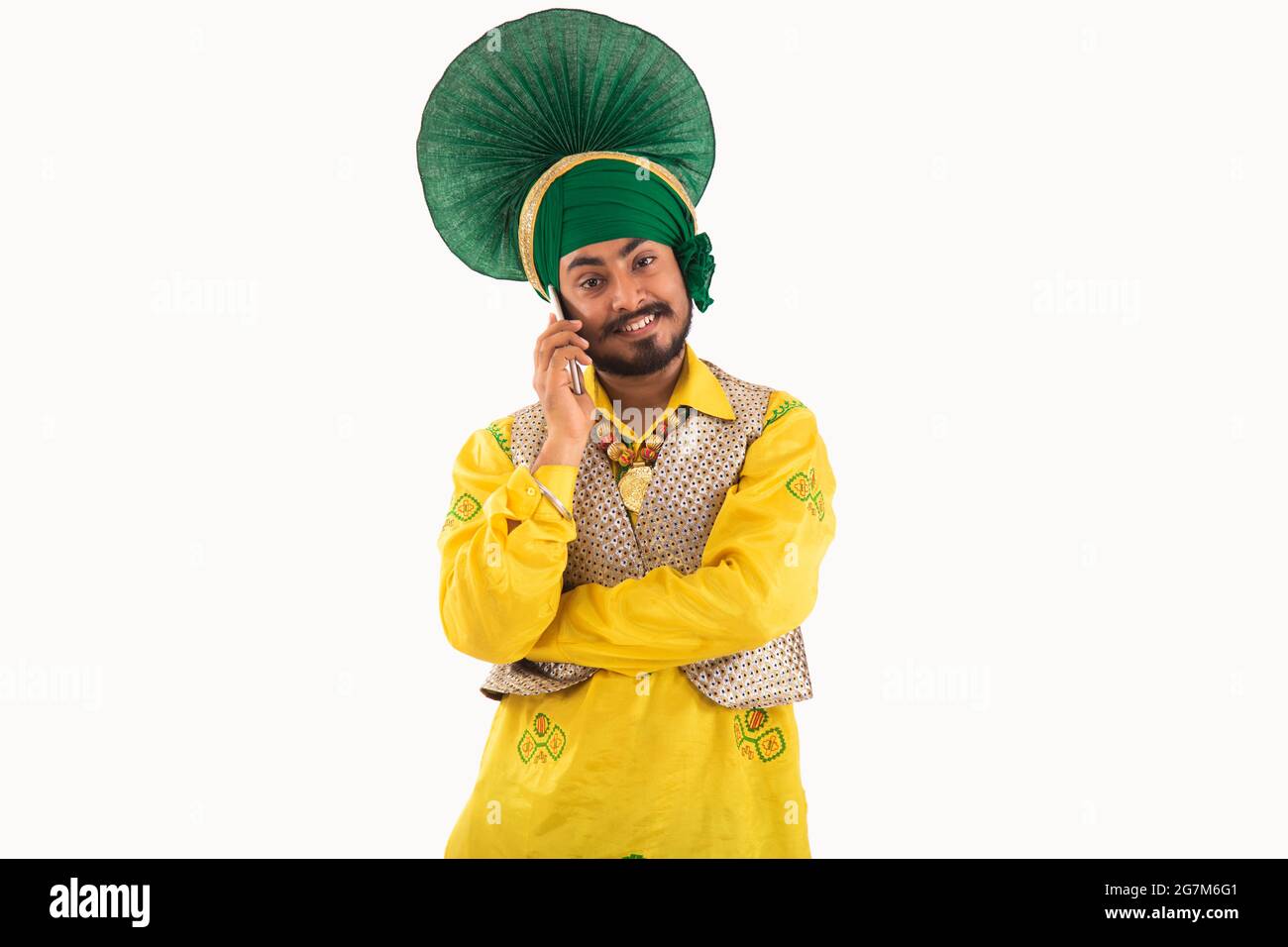 Un homme dans Bhangra Costume parlant par téléphone. Banque D'Images