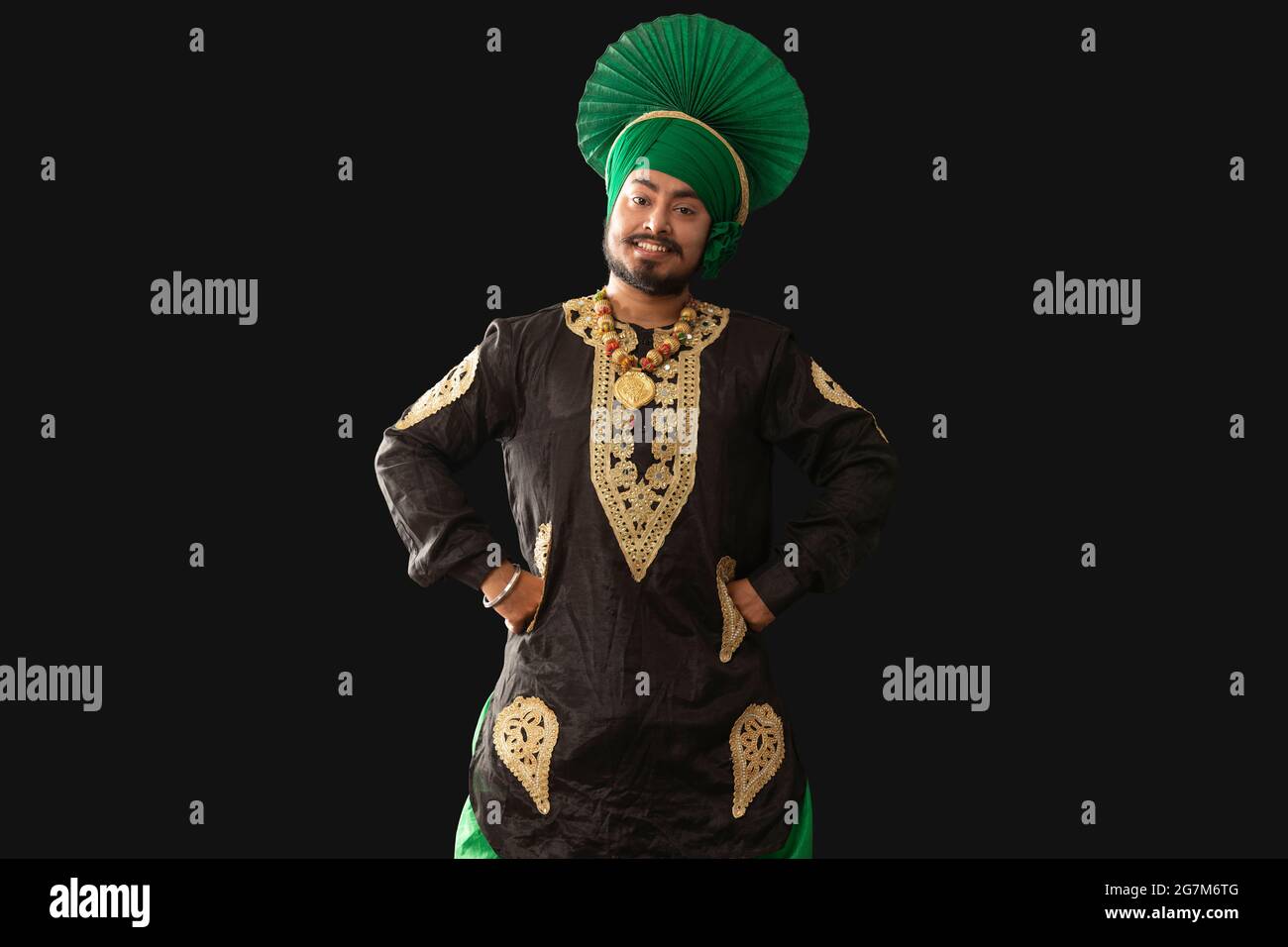 Un homme dans Bhangra Costume debout avec les mains sur sa taille. Banque D'Images