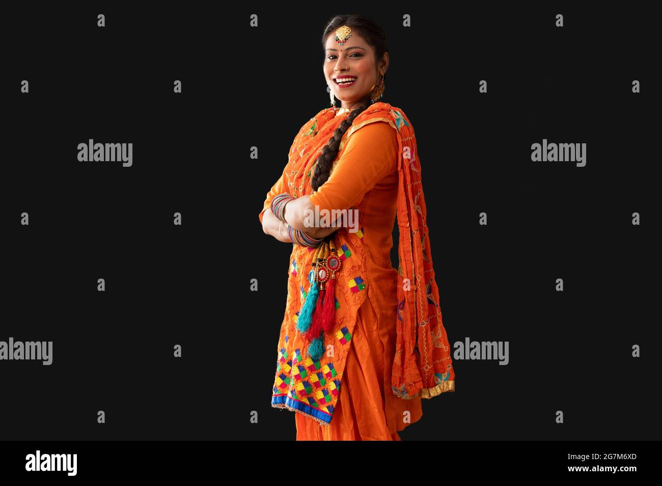 Une femme dans un costume de Giddha debout avec les mains pliées. Banque D'Images