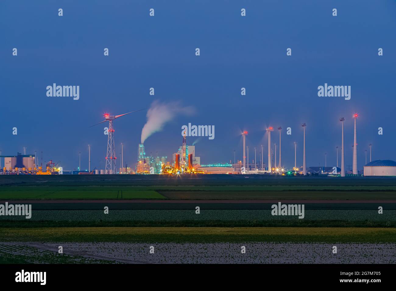 Crépuscule à une centrale électrique à l'Eemshaven, dans la partie nord des pays-Bas, dans la province de Groningen. Banque D'Images