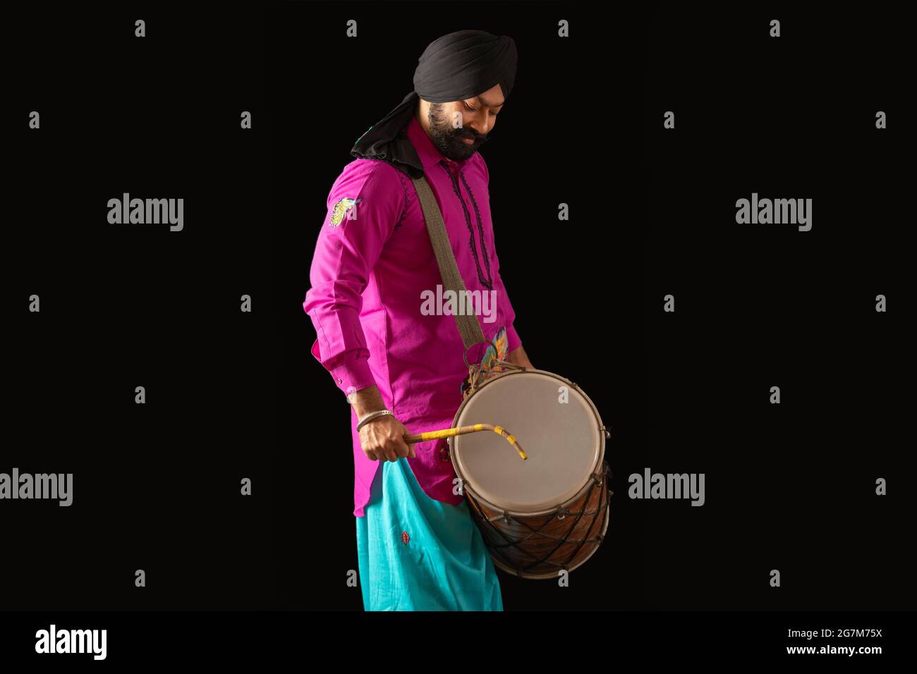 Un danseur de Bhangra battant un Dhol. Banque D'Images