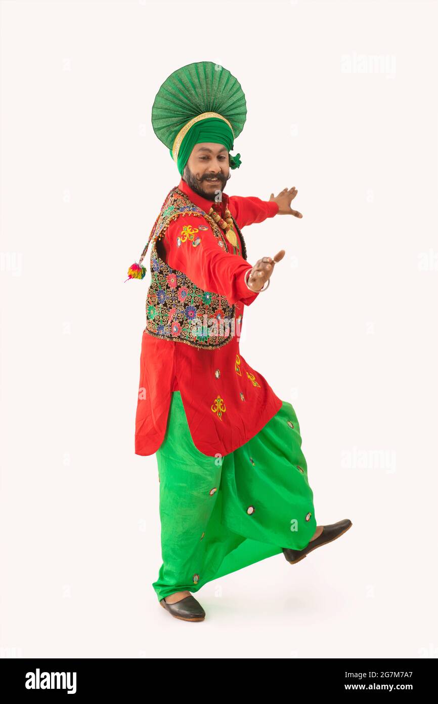 Un danseur de Bhangra effectuant une étape avec des gestes de main. Banque D'Images