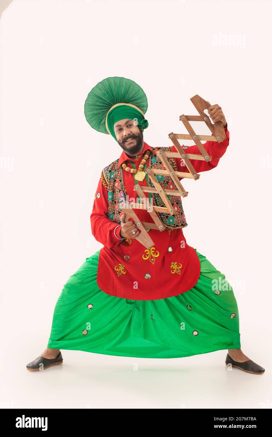 Un danseur Bhangra qui fonctionne avec un plan d'accès en réseau. Banque D'Images