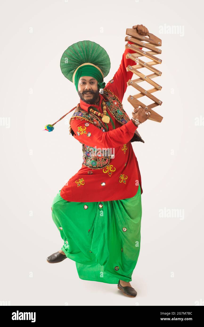 Un danseur Bhangra qui fonctionne avec un plan d'accès en réseau. Banque D'Images