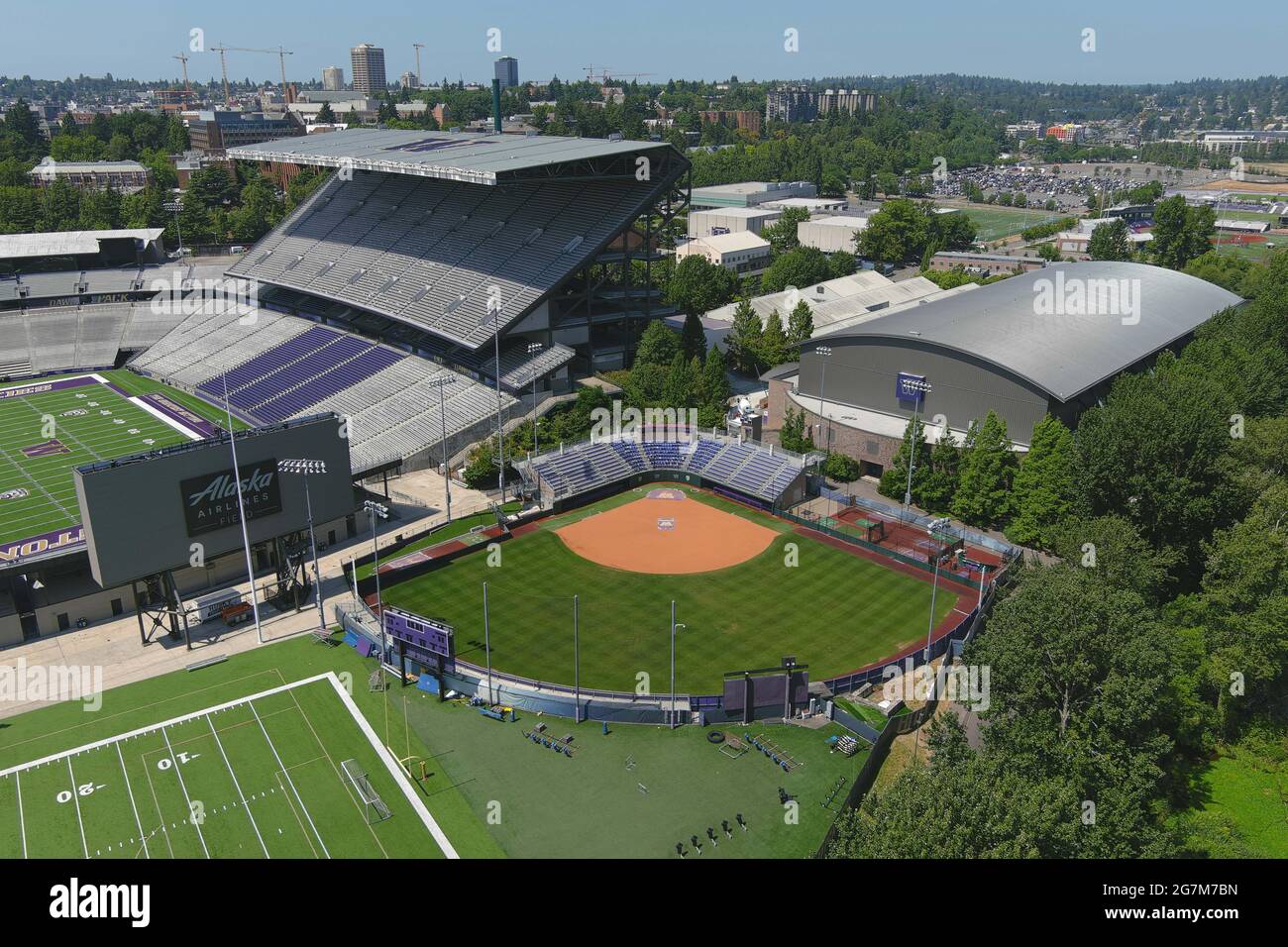 Vue aérienne du stade de softball Husky sur le campus de l'Université de Washington, le mercredi 14 juillet 2021, à Seattle. Le stade est le h Banque D'Images