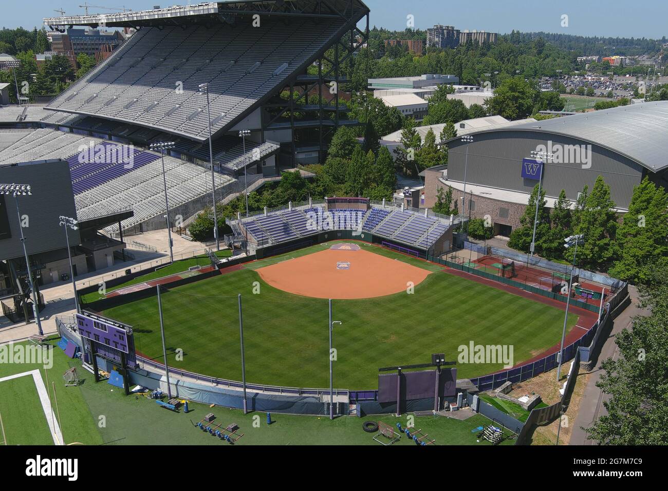 Vue aérienne du stade de softball Husky sur le campus de l'Université de Washington, le mercredi 14 juillet 2021, à Seattle. Le stade est le h Banque D'Images