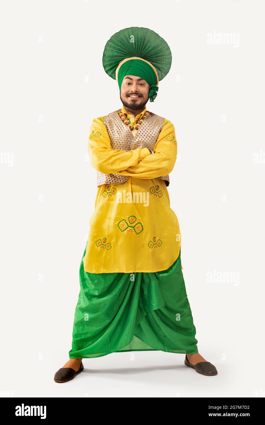 Un danseur de Bhangra debout avec ses mains pliées. Banque D'Images