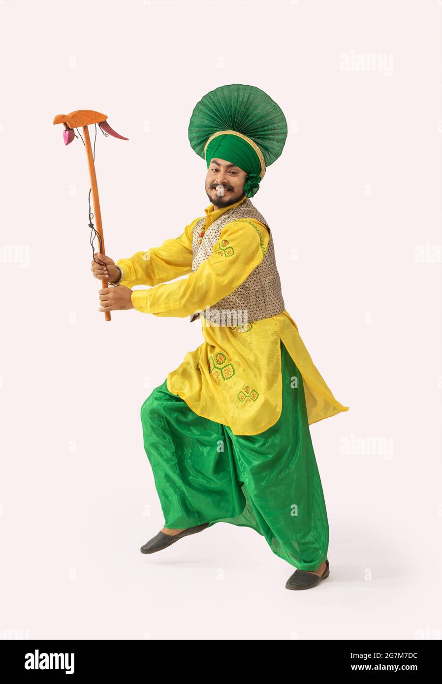 Un danseur de Bhangra exécutant avec un Kato. Banque D'Images