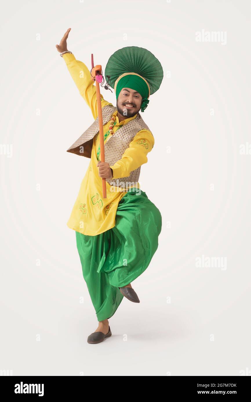 Un danseur de Bhangra exécutant avec un Kato. Banque D'Images