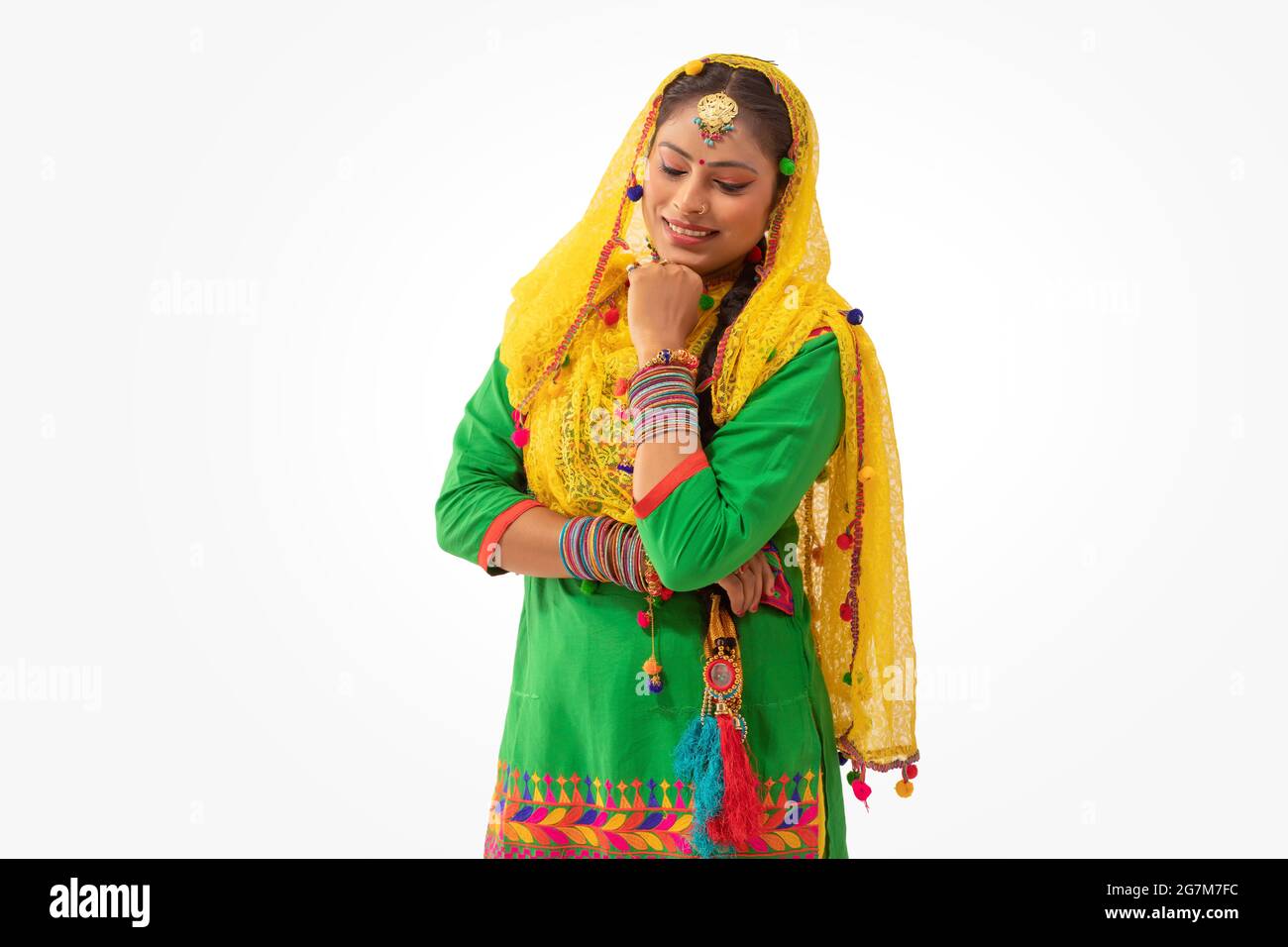 Un danseur de Giddha avec une expression timide. Banque D'Images