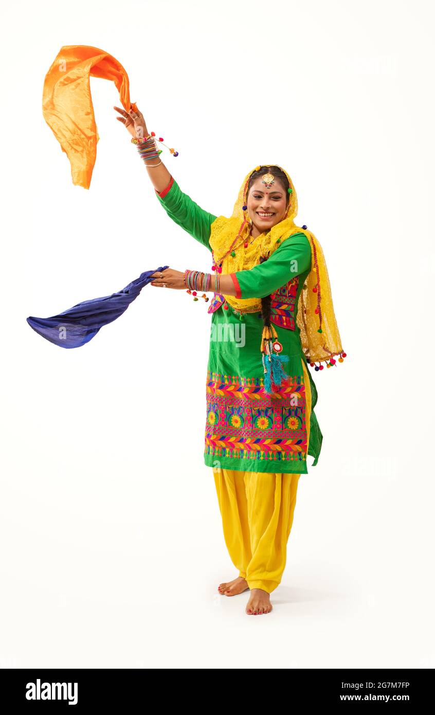 Une danseuse Giddha effectuant un pas de danse avec un tissu coloré. Banque D'Images