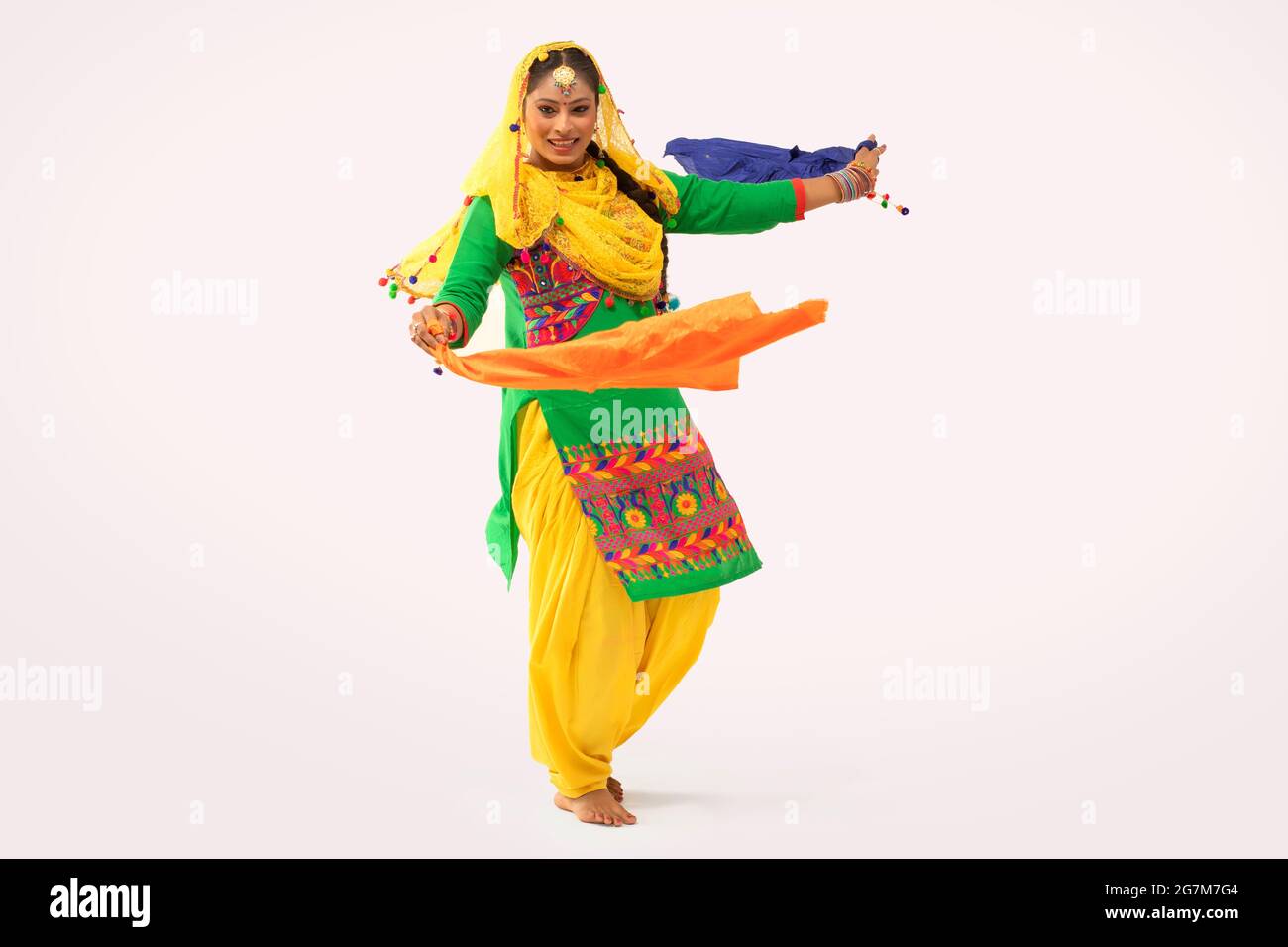 Une danseuse Giddha effectuant un pas de danse avec un tissu coloré. Banque D'Images