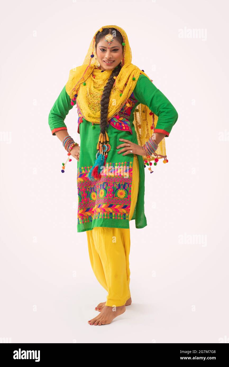 Une danseuse Giddha effectuant un pas de danse avec des gestes de la main Banque D'Images