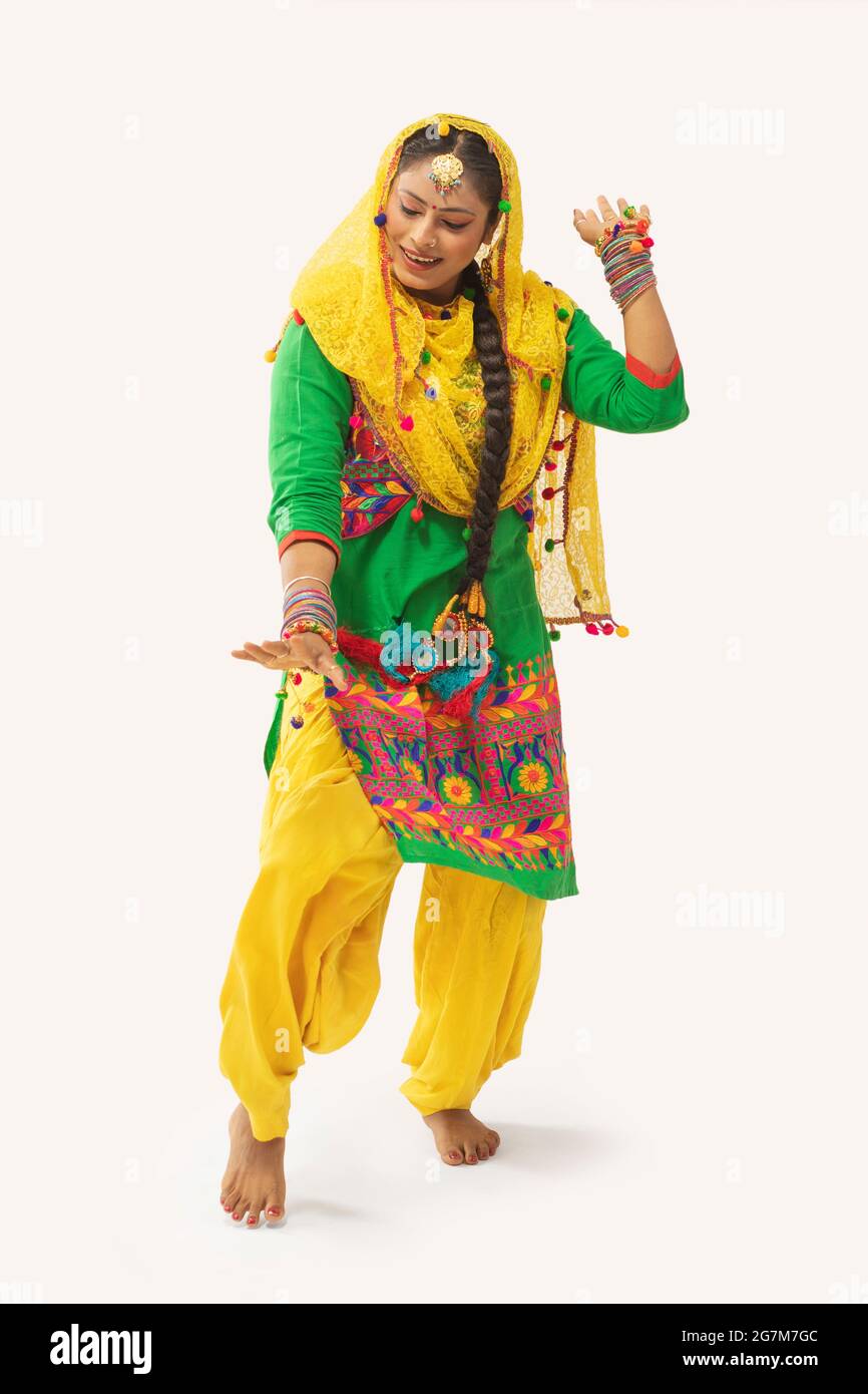 Une danseuse Giddha effectuant un pas de danse avec des gestes de la main Banque D'Images