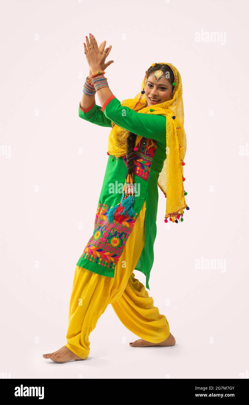 Une danseuse Giddha effectuant un pas de danse. Banque D'Images