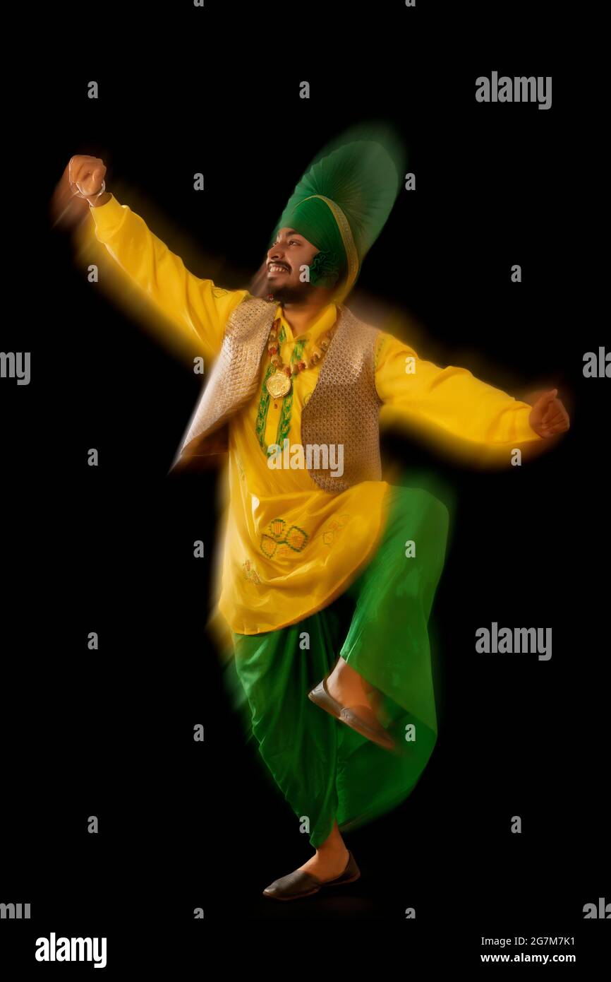 Un danseur Bhangra effectuant une étape de danse. Banque D'Images