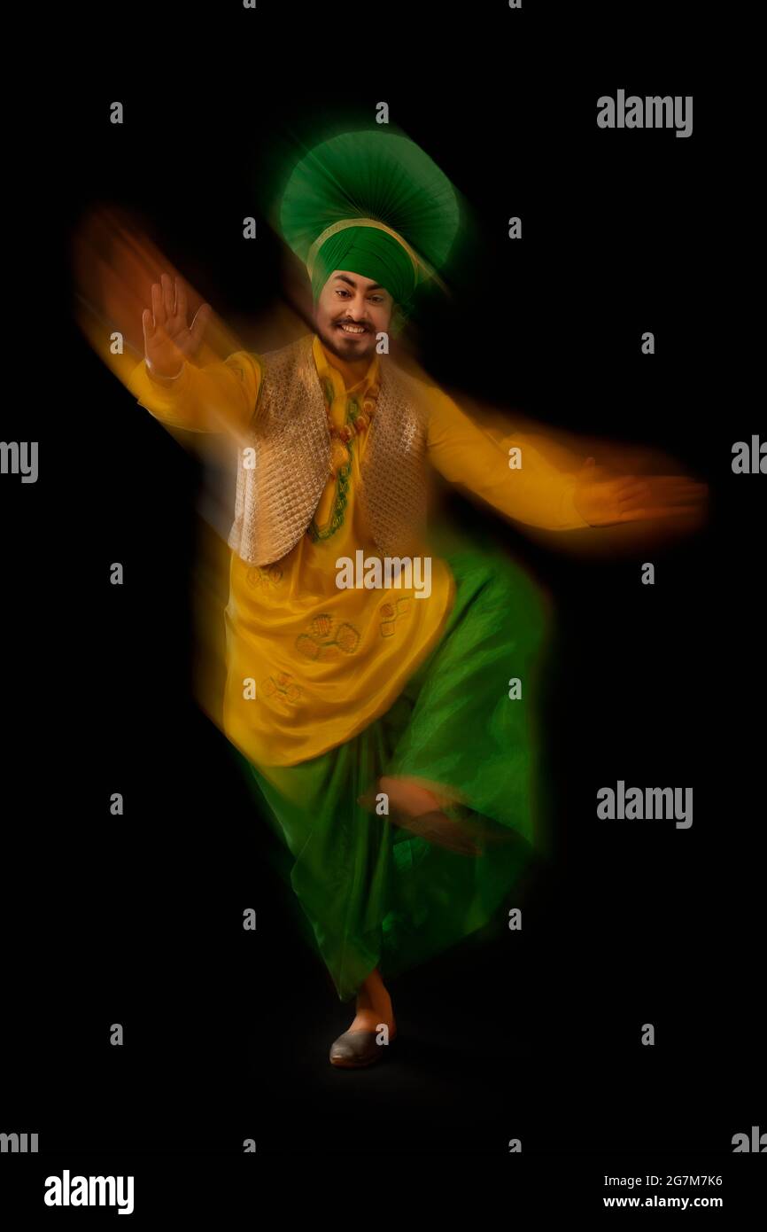 Un danseur Bhangra effectuant une étape de danse. Banque D'Images
