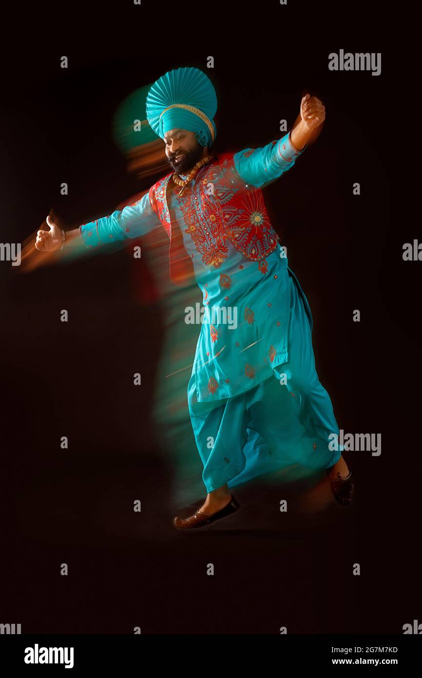 Un danseur Bhangra effectuant une étape de danse. Banque D'Images