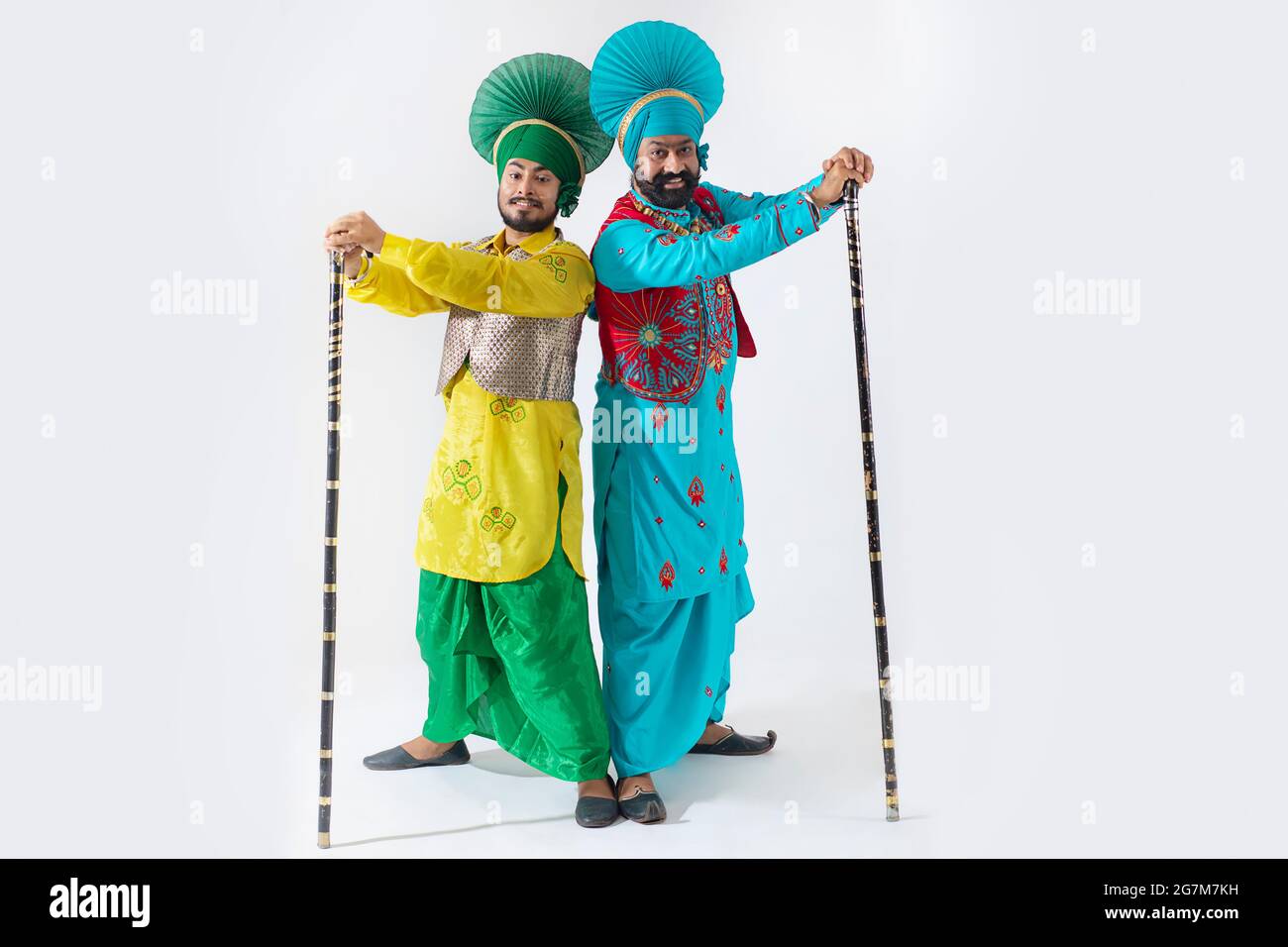 Deux danseurs de Bhangra debout avec Kcentila Banque D'Images