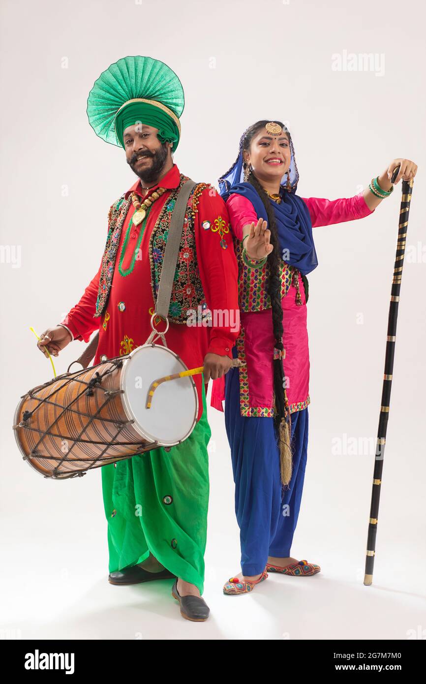 Un danseur de Bhangra et de Giddha se présentant avec un danseur de Dhol et de Kcentia. Banque D'Images
