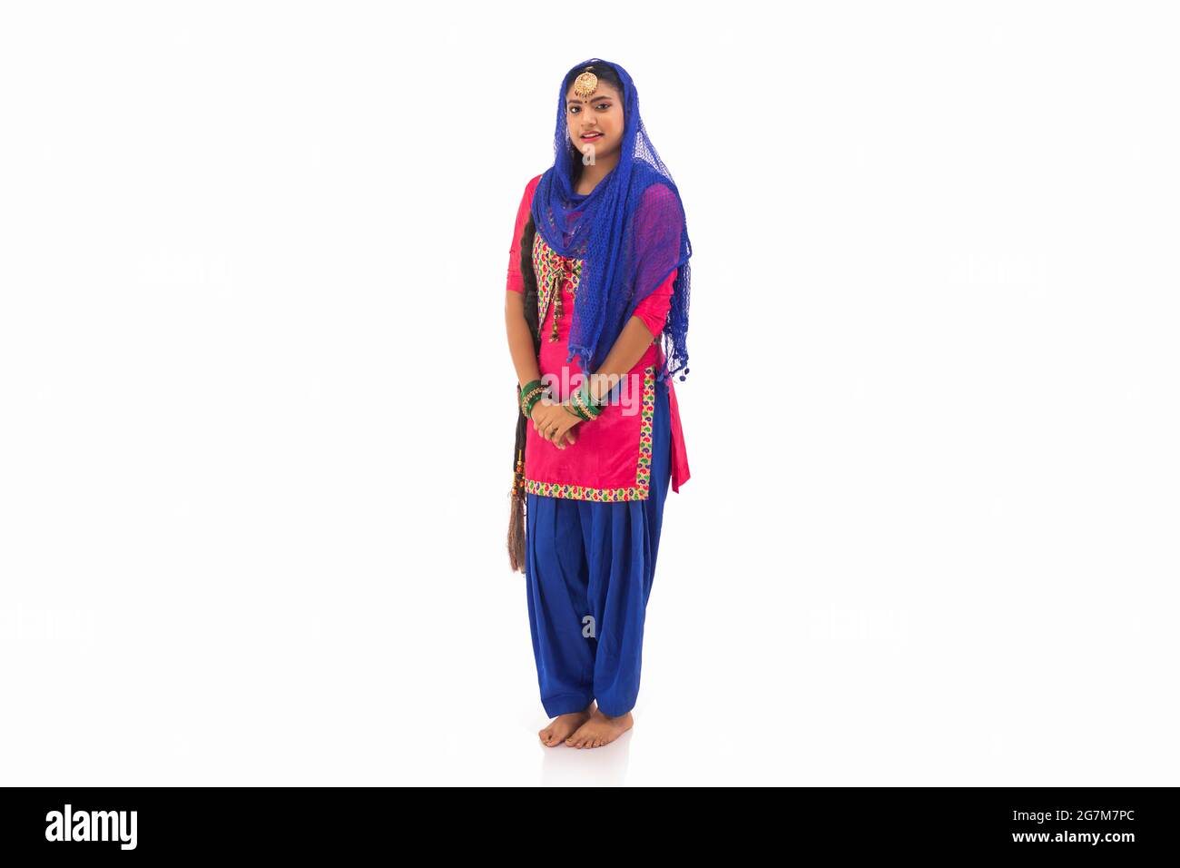 Une femme debout dans un costume de Giddha. Banque D'Images Une femme debout dans un costume de Giddha. Banque D'Images