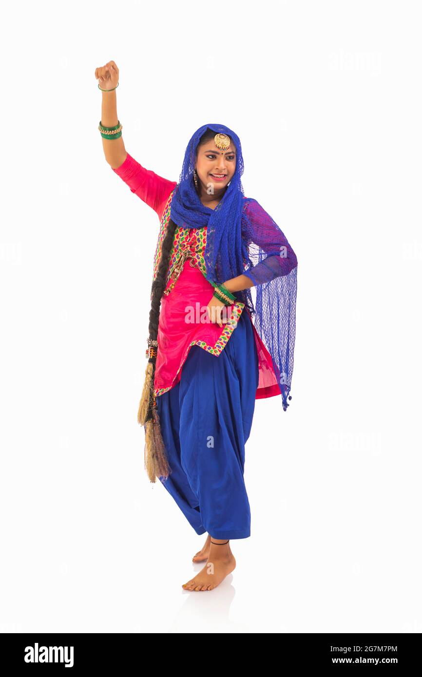 Un danseur Giddha effectuant un pas de danse Banque D'Images
