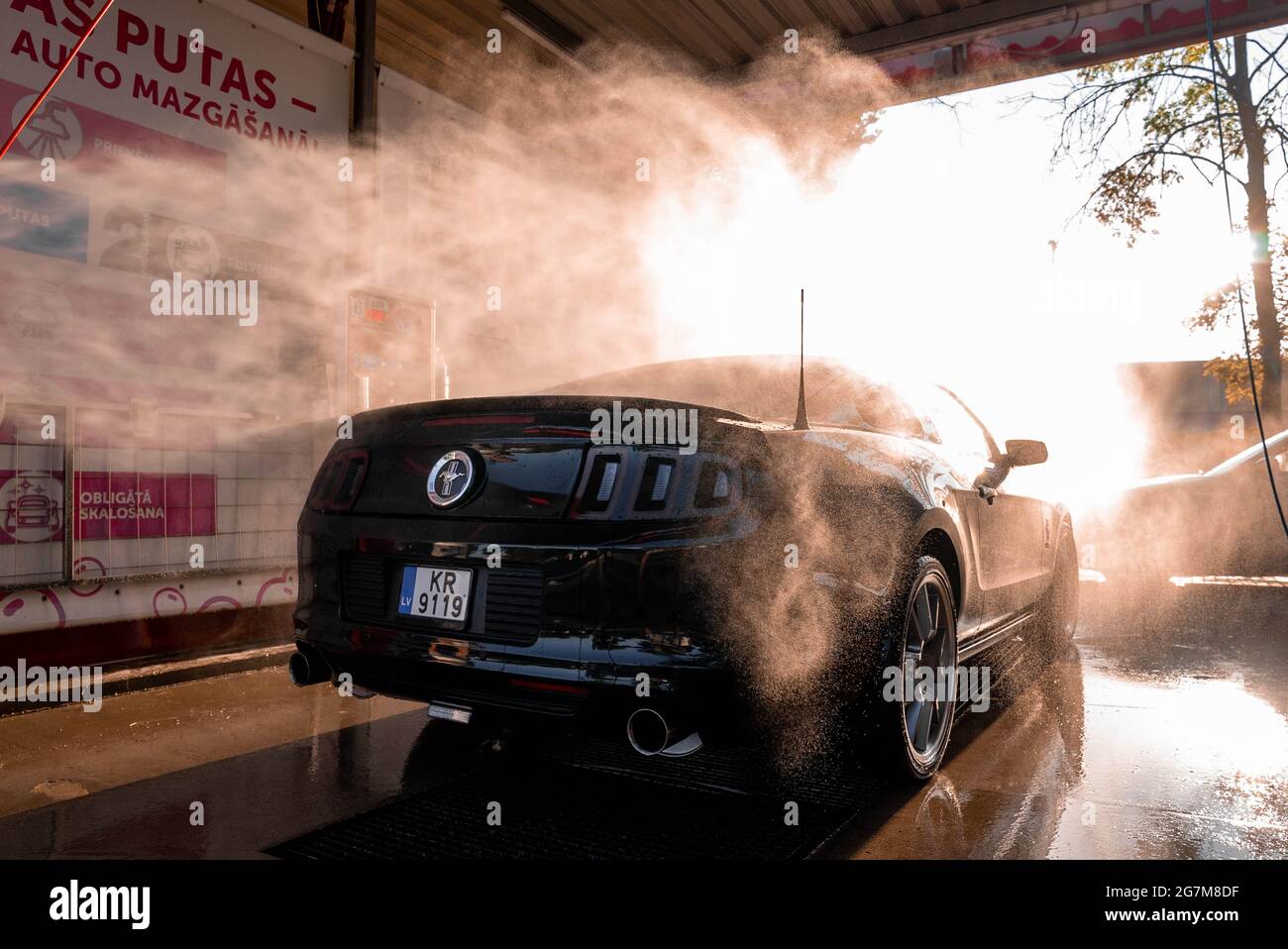Ford Mustang de muscle noir dans un lavage de voiture. Banque D'Images