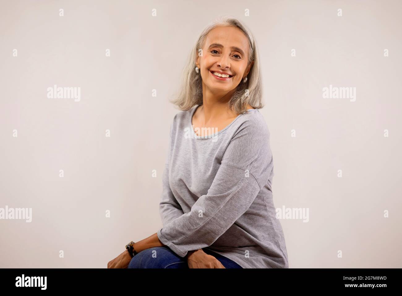 Portrait d'une vieille belle femme souriante. Banque D'Images