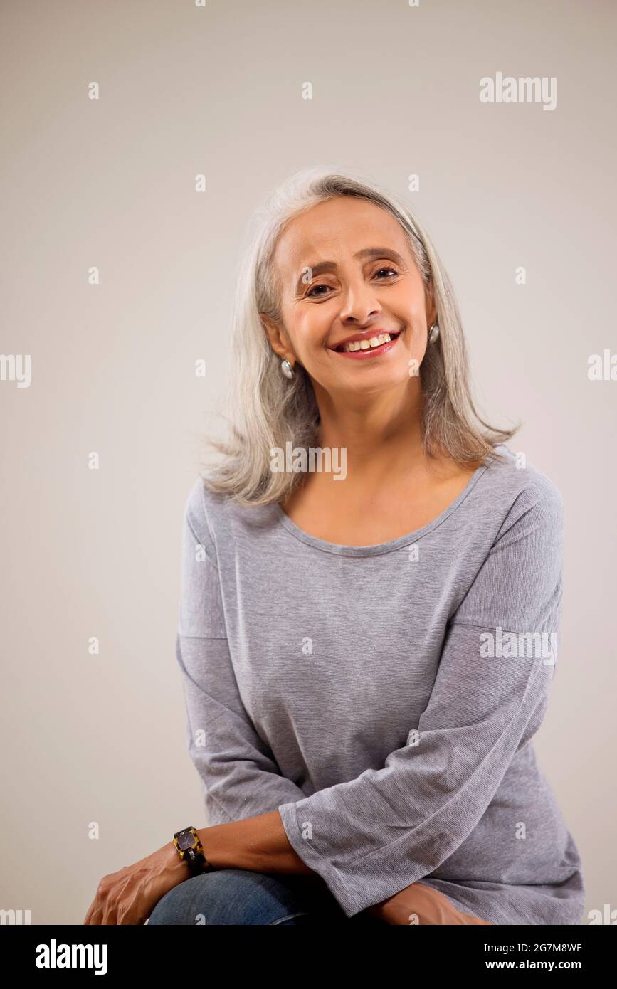 Portrait d'une vieille belle femme souriante. Banque D'Images