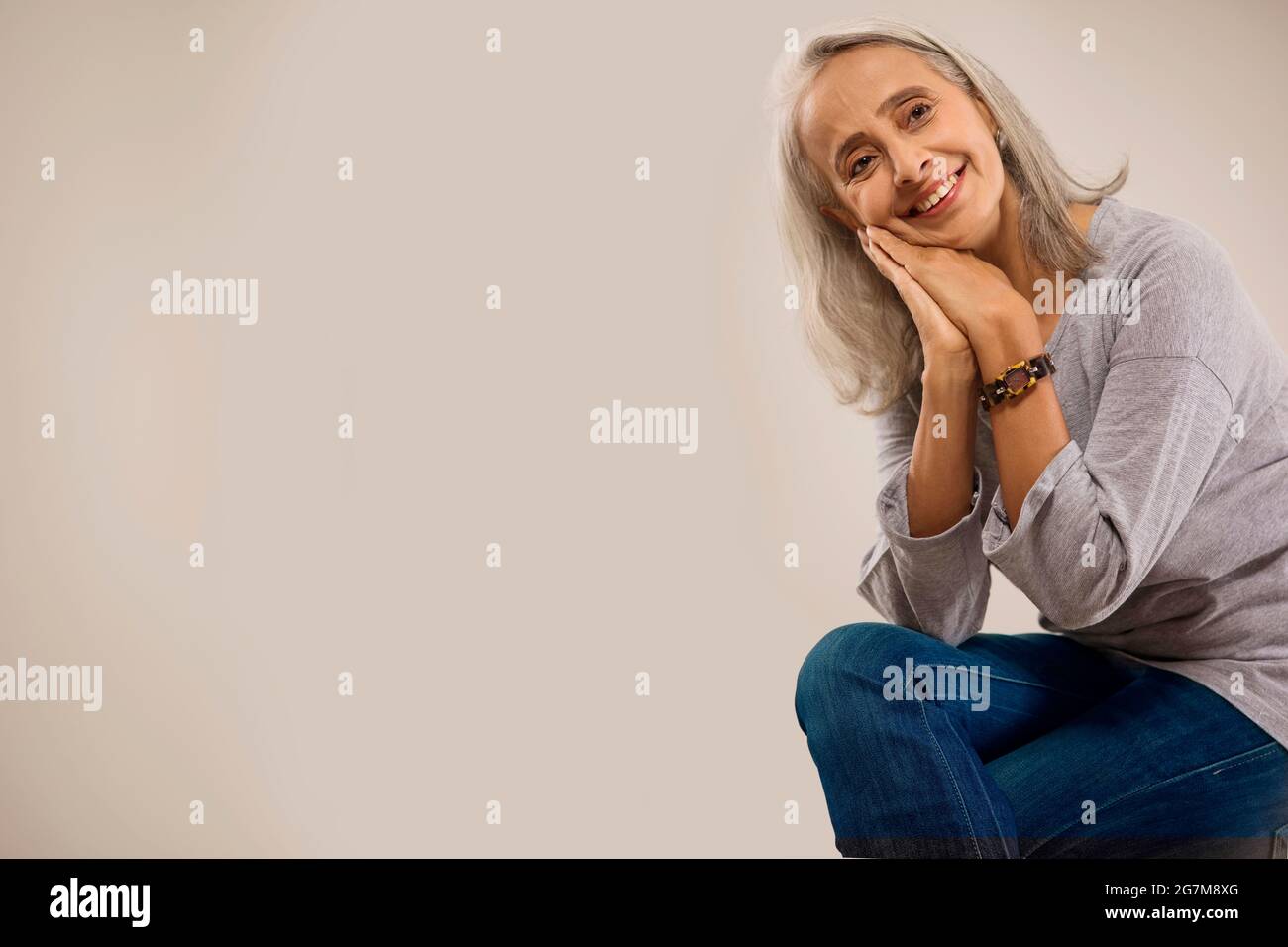 Portrait d'une vieille belle femme souriante. Banque D'Images