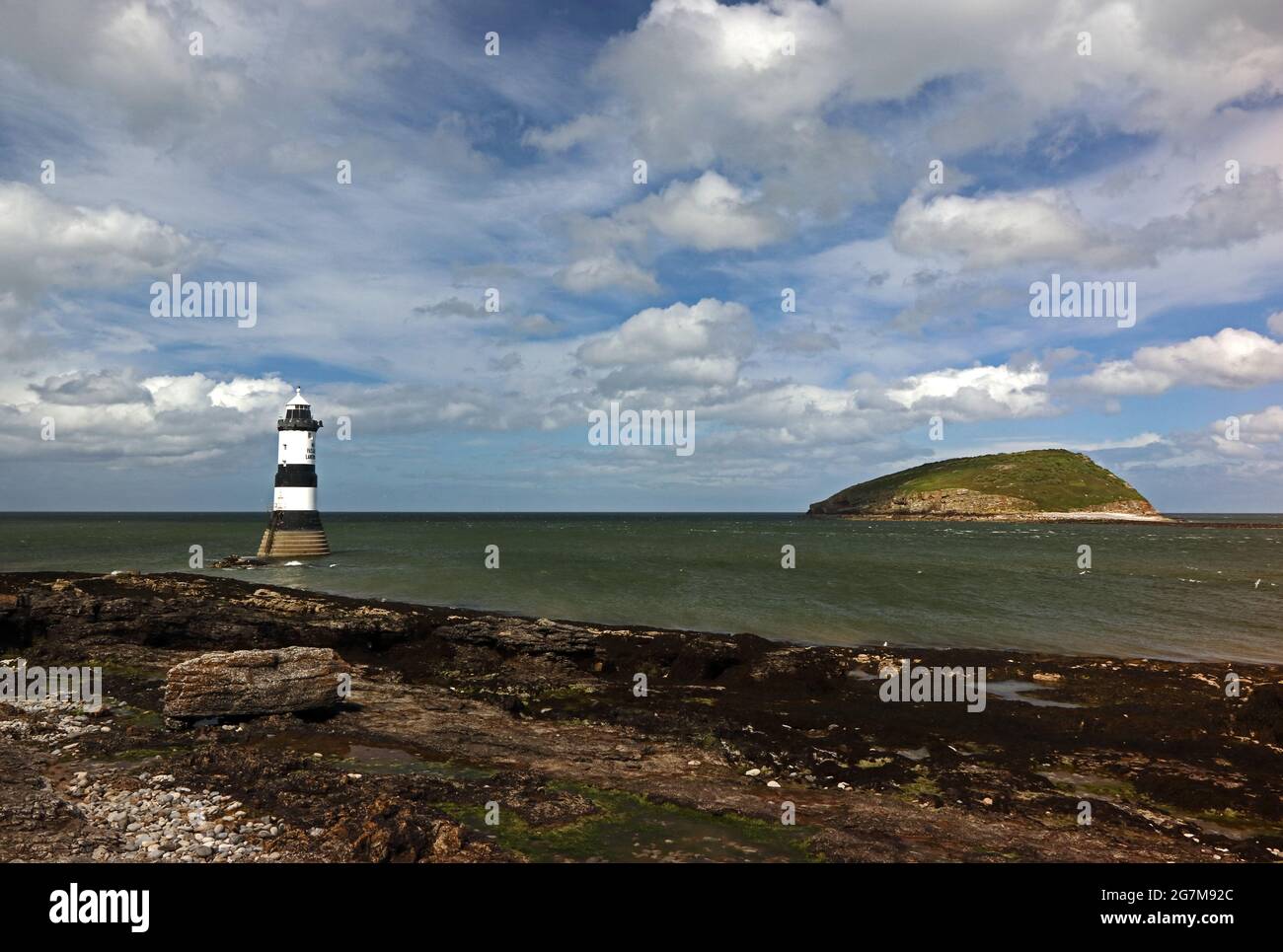 Phare de Penmon et île de Puffin, Anglesey Banque D'Images