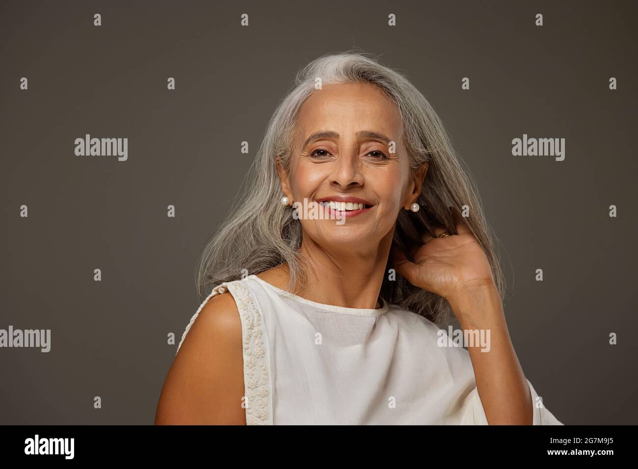 Portrait d'une vieille belle femme qui lui portait ses cheveux. Banque D'Images