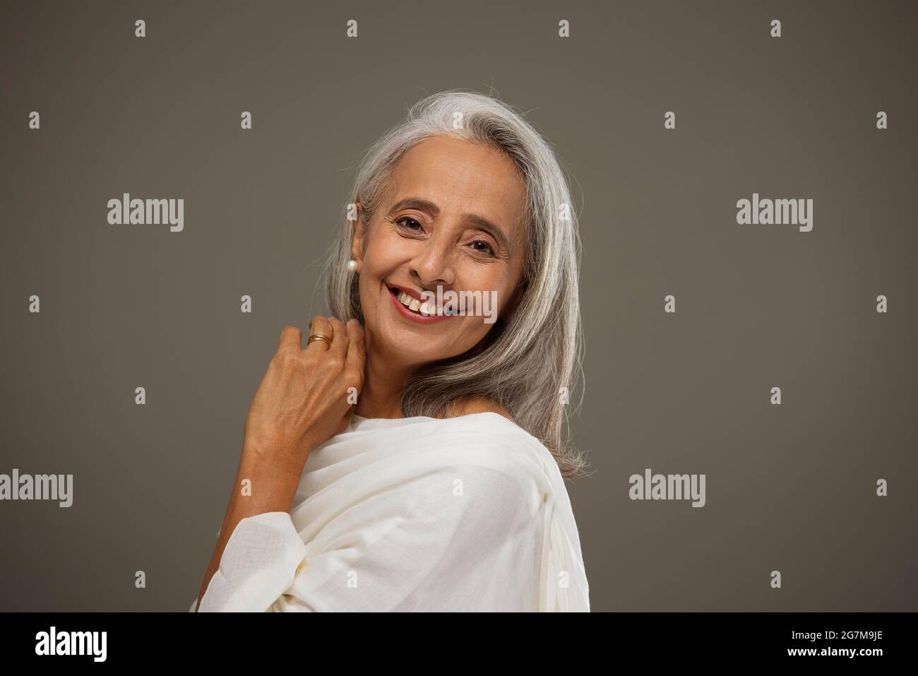 Portrait de la vieille belle femme souriante. Banque D'Images