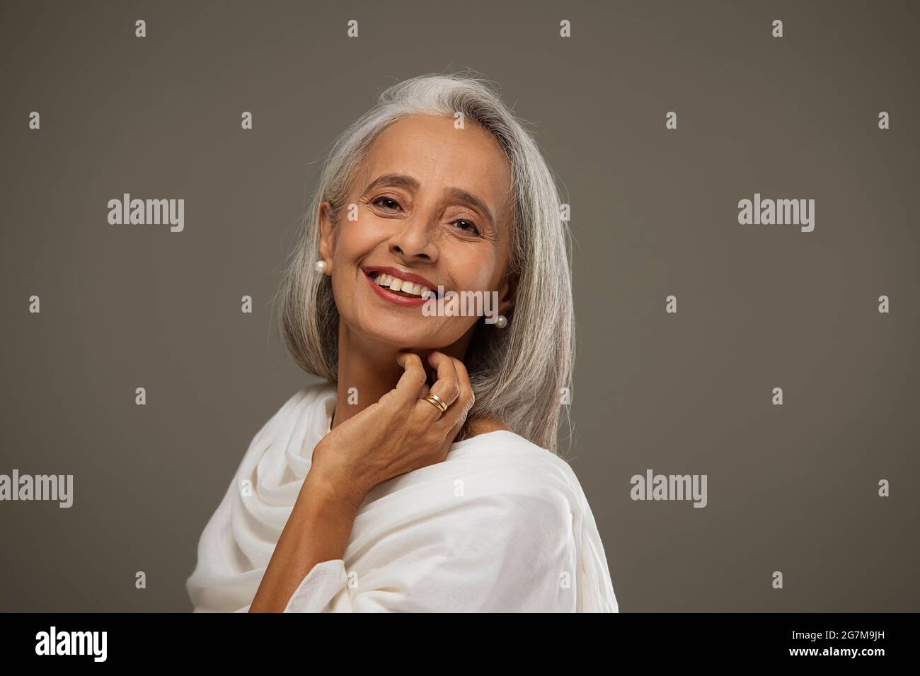 Portrait de la vieille belle femme souriante. Banque D'Images