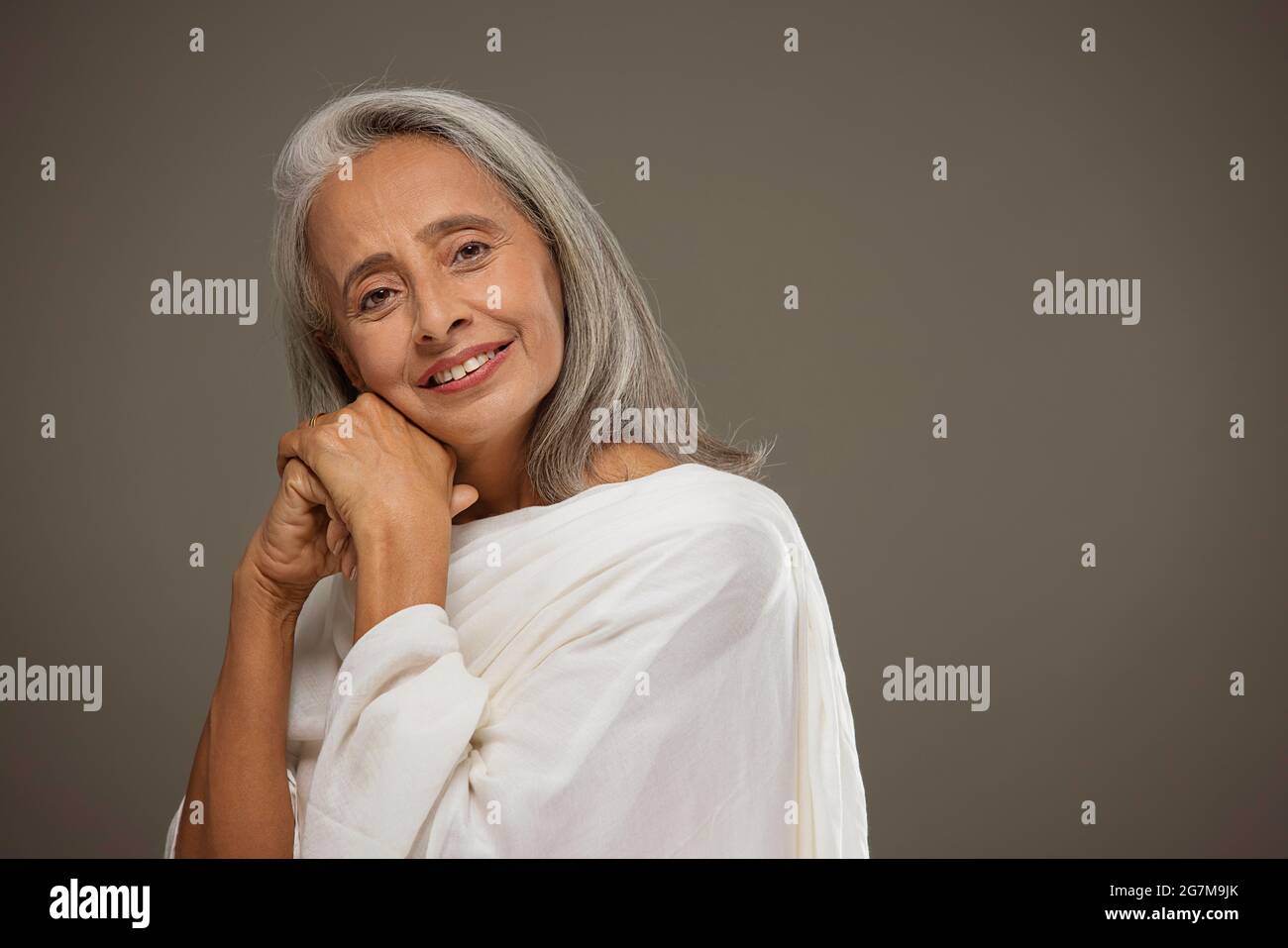 Portrait de la vieille belle femme souriante. Banque D'Images