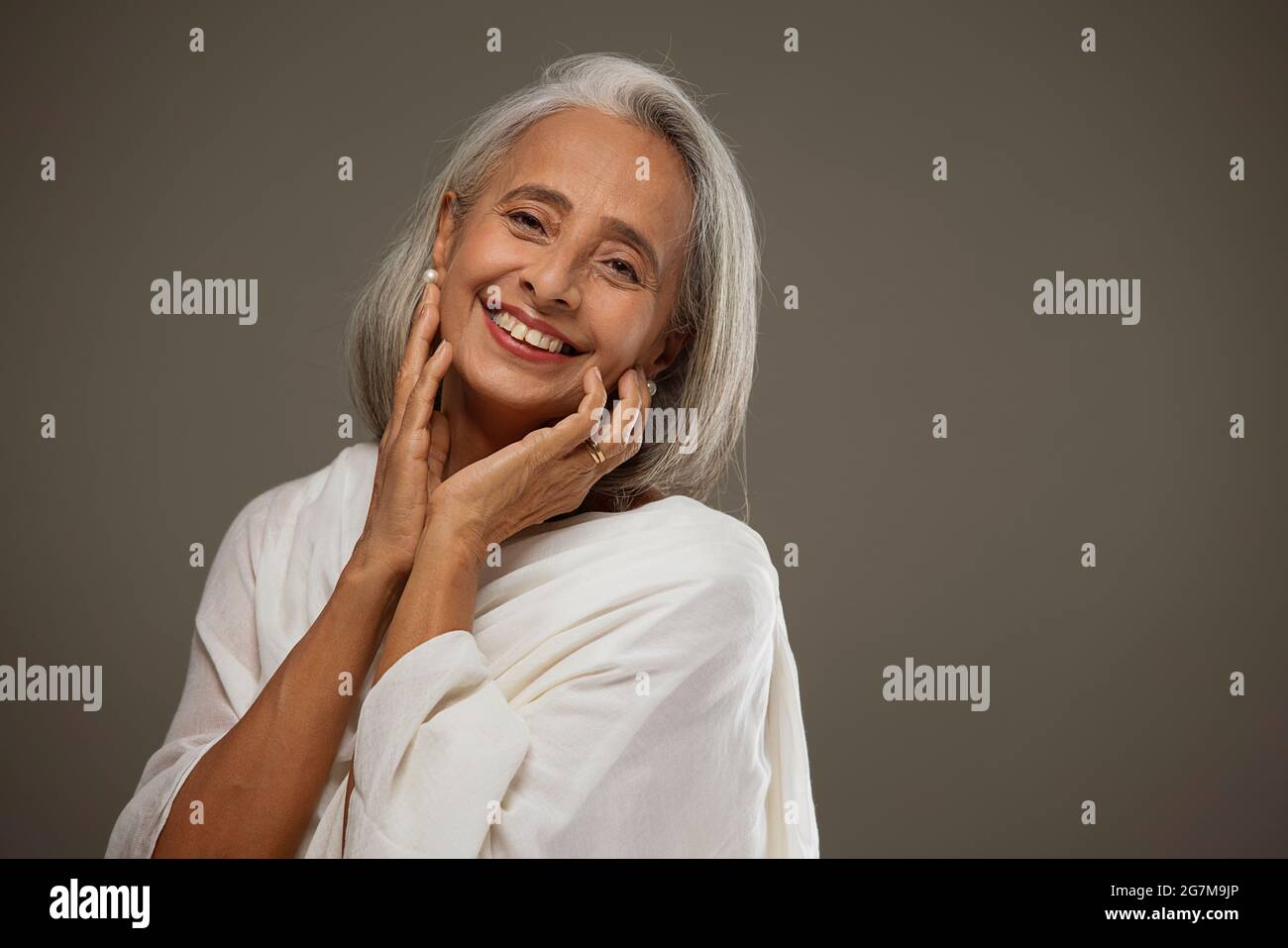 Portrait de la vieille belle femme souriante. Banque D'Images