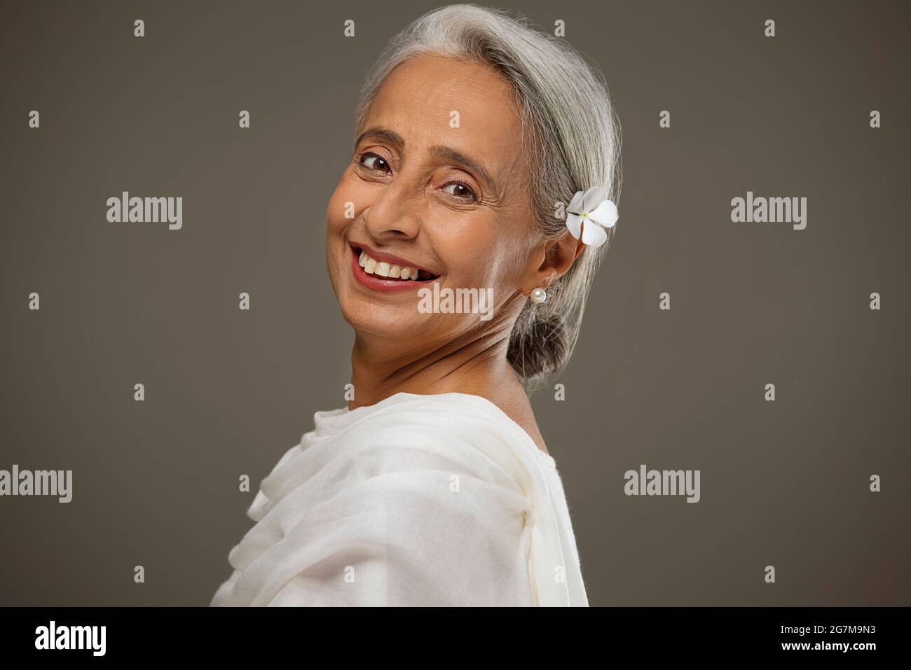 Portrait de la vieille belle femme souriante. Banque D'Images
