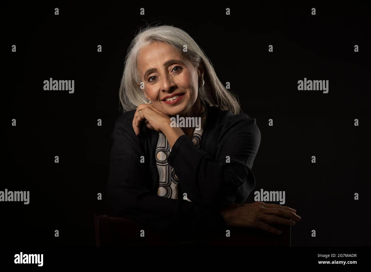 Portrait d'une vieille belle femme avec les mains sur son visage. Banque D'Images