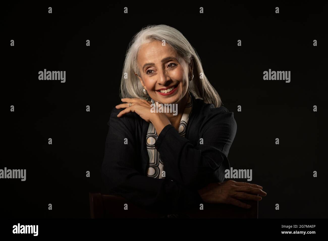 Portrait d'une vieille belle femme souriante. Banque D'Images