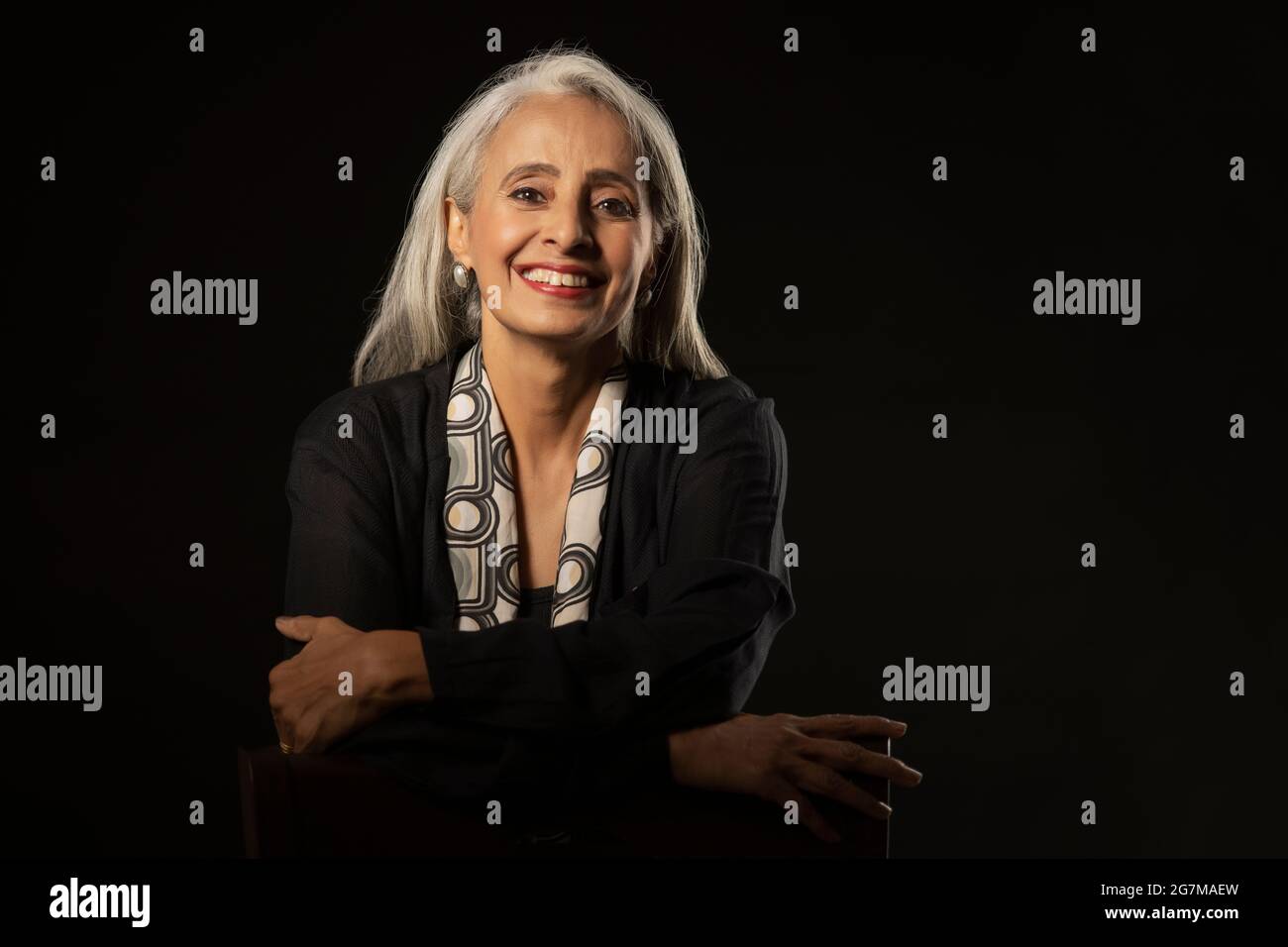 Portrait d'une vieille belle femme souriante. Banque D'Images