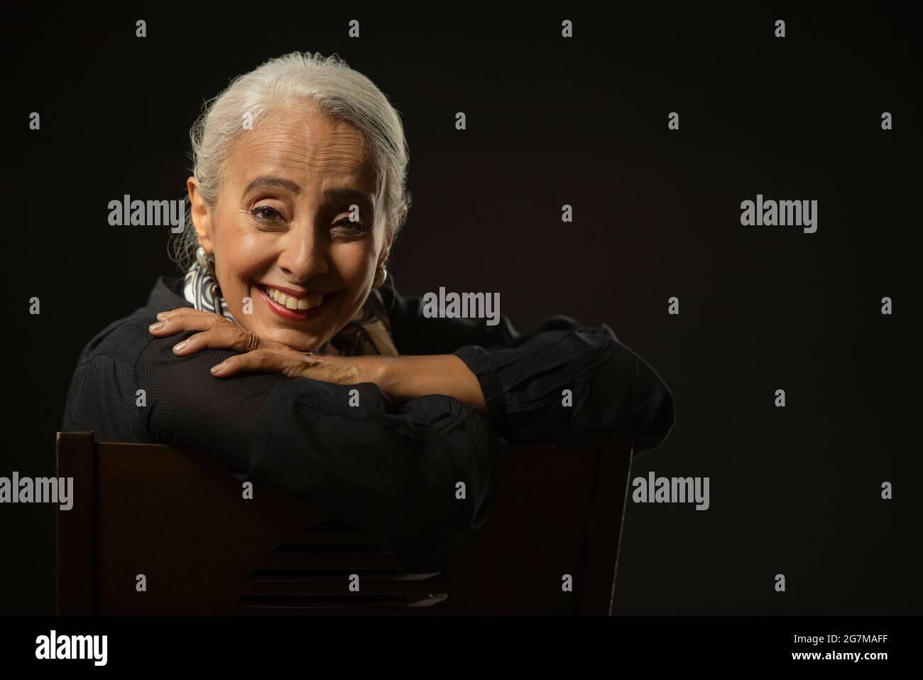 Portrait de la vieille belle femme souriante. Banque D'Images